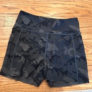 Ziya camo bike shorts with pockets.